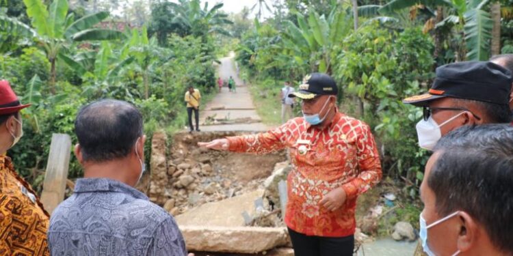 Bupati Lamsel Tinjau Lokasi Jembatan Putus Desa Mekar Jaya dan Berikan Santunan Kepada Keluarga Koban