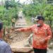 Bupati Lamsel Tinjau Lokasi Jembatan Putus Desa Mekar Jaya dan Berikan Santunan Kepada Keluarga Koban