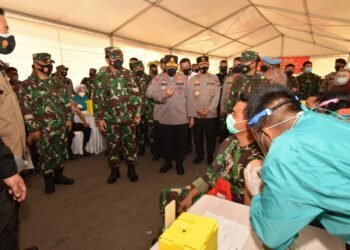 Panglima TNI dan Kapolri Tinjau Langsung Pelaksanaan Vaksinasi Prajurit TNI-Polri di Polda Kepri