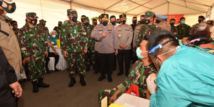 Panglima TNI dan Kapolri Tinjau Langsung Pelaksanaan Vaksinasi Prajurit TNI-Polri di Polda Kepri