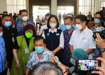 Vaksin U60 Massal Ketiga Unsrat Dipantau Langsung Menkes