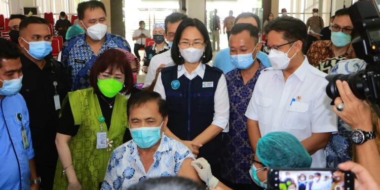 Vaksin U60 Massal Ketiga Unsrat Dipantau Langsung Menkes