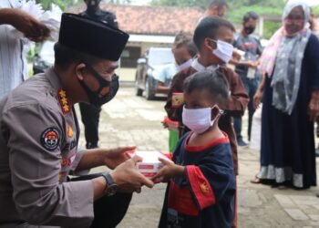 Tim Warung Jumat Polda Banten Salurkan Paket Sembako Ke Panti Asuhan Yatim Piatu Baiturrahman