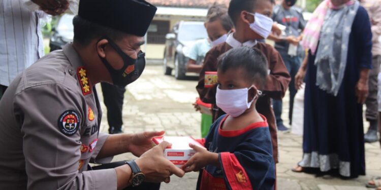 Tim Warung Jumat Polda Banten Salurkan Paket Sembako Ke Panti Asuhan Yatim Piatu Baiturrahman