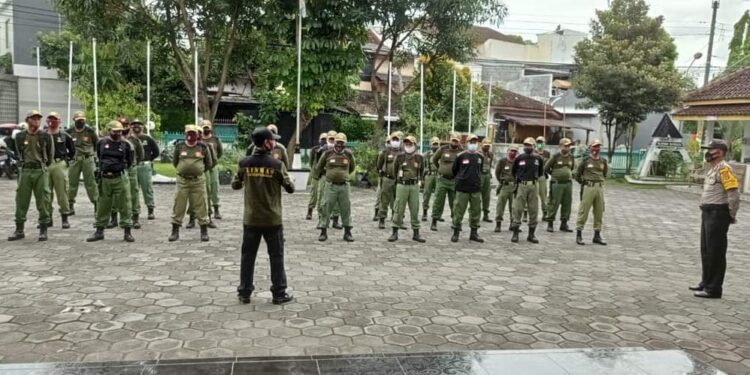 Kelurahan Caturtunggal Depok Adakan Pembinaan dan Rapat Koordinasi Bersama Linmas
