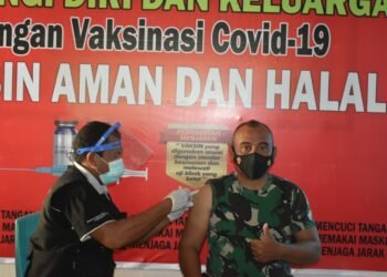 Dandim 1509/Labuha Pantau Vaksinasi Tahap 2 untuk Personil Kodim di Puskesmas Gandasuli