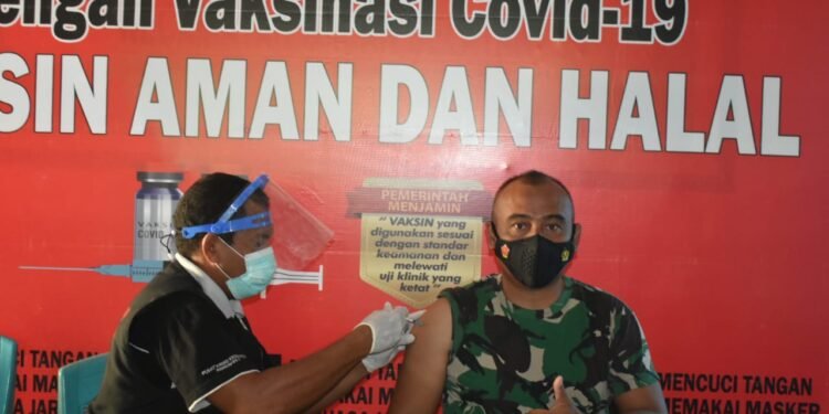 Dandim 1509/Labuha Pantau Vaksinasi Tahap 2 untuk Personil Kodim di Puskesmas Gandasuli