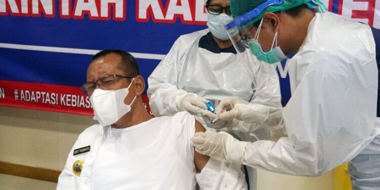 Pejabat dan ASN di Sekretariat Daerah Pemkab Lamsel Jalani Vaksinasi Covid-19