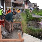 Wakil Walikota Heroe Poerwadi saat peletakan batu pertama proyek penataan permukiman kumuh di Jogoyudan, Gowongan, Yogyakarta, Kamis (1/4/2021)