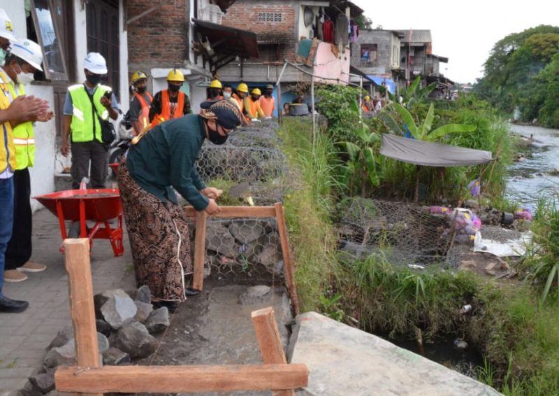 Wakil Walikota Heroe Poerwadi saat peletakan batu pertama proyek penataan permukiman kumuh di Jogoyudan, Gowongan, Yogyakarta, Kamis (1/4/2021)