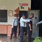 Tampak Petugas Gabungan sedang melakukan pemeriksaan penghuni blok D 2 LP Kelas II Cebongan Kabupaten Sleman, Selasa (06/04/2021)