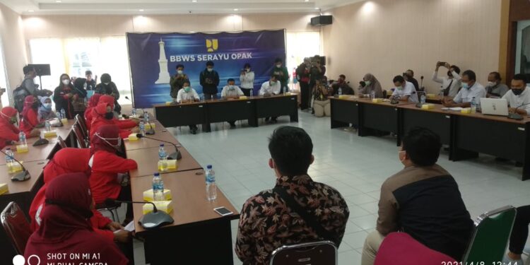 Puluhan Warga Desa Wadas Datangi Kantor BBWS-SO Tolak Penambangan Material Proyek di Desa Mereka