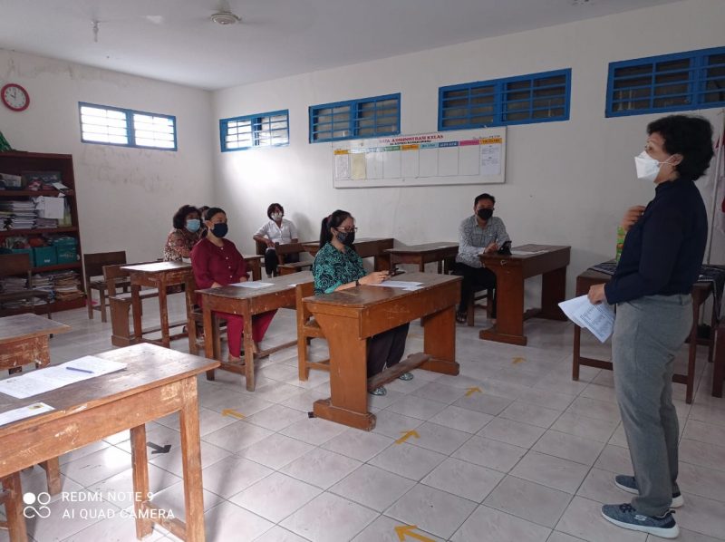 Plh Kepsek SD BOPKRI Karangwaru 2 sekaligus Kepsek SD BOPKRI Gondolayu Dra Bernadetta Herry Riyantini dalam sosialisasi nilai-nilai ke BOPKRI-an yang berdasar kasih, integritas dan pelayanan yang tulus