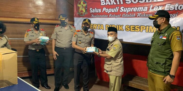 Peserta Didik Sespimmen Angkatan 61 Serahkan 7.000 Masker Untuk Kecamatan Lembang