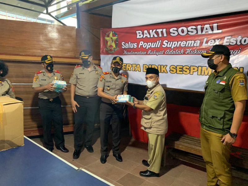 Penyerahan secara simbolis bantuan masker Peserta Didik Sespimmen Angkatan 61 Tahun 2021 kepada salah satu Kepala Desa di kecamatan Lembang, kabupaten Bandung Barat, provinsi Jawa Barat