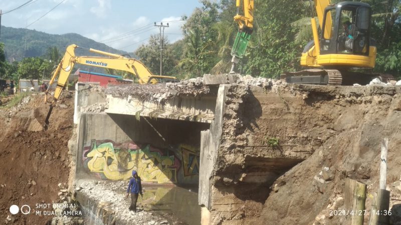 Tampak Dua alat berat mulai membongkar pekerjaan jembatan kernet yang lama