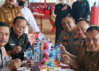 Kapolda Lampung Panen Semangka dan Makan Bakso Dengan Bupati Lamsel