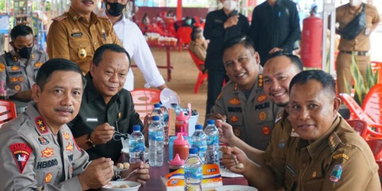 Kapolda Lampung Panen Semangka dan Makan Bakso Dengan Bupati Lamsel