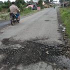 Belum setahun ruas jalan ini diaspal tapi sudah rusak