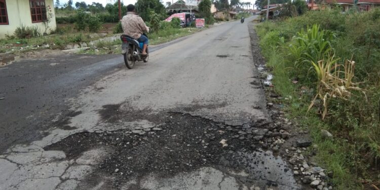 Lapor Pak Bupati: Belum Setahun Diaspal, Ruas Jalan Simpang Empat Surbakti Mulai Rusak