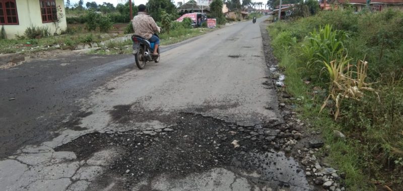 Belum setahun ruas jalan ini diaspal tapi sudah rusak