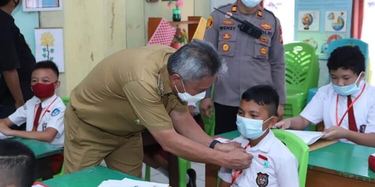 Bupati Franky Kunjungi SD Mater Dei dan SD Negeri 2 Amurang