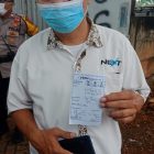 Koordinator aksi Budi H saat memegang bukti tanda terima surat tuntutan aksi ke pihak perusahaan Next Taksi