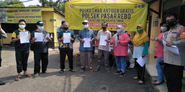 Posko Swab Gratis Polsek Pasar Rebo Tuntaskan 105 Warga Mudik