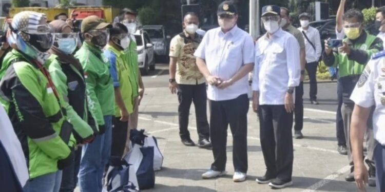 Airlangga Sebut Pengemudi Ojol Sebagai Pahlawan