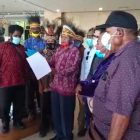 Ketika para Kepala Suku dan Ondoafi membacakan dukungan untuk Lenis Kogoya diusulkan jadi Wagub Papua