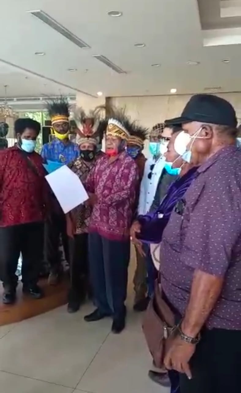 Ketika para Kepala Suku dan Ondoafi membacakan dukungan untuk Lenis Kogoya diusulkan jadi Wagub Papua