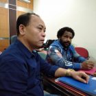 Tampak Ketua DPW DJM 1 Kali Lagi Jawa Barat Panther Roland saat diterima Dr Lenis Kogoya MHum di ruangan kerjanya di Istana Negara