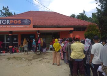 Langgar Prokes, Pembagian Beras Bansos Disoal