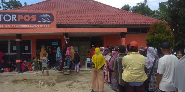 Langgar Prokes, Pembagian Beras Bansos Disoal