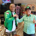 Pengurus DPP SBSI 1992 Abednego Panjaitan saat menerima laporan Ketua DPD SBSI 1992 Propinsi Papua Barat Romer Arwam di Jakarta