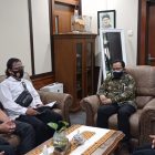 Ketua MIM H Emir Nuswantoro SS,SE (kiri) bersama Sekretaris MIM B Monda Saragi SH MSi, Bendahara MIM Drs Nuri Hartana MS, dan Kabid Kesehatan MIM Nirmala Prihatna saat diterima Wawali Kota Yogyakarta Drs Heroe Poerwadi MA di ruangan kerjanya