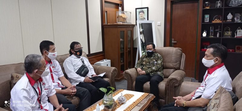 Ketua MIM H Emir Nuswantoro SS,SE (kiri) bersama Sekretaris MIM B Monda Saragi SH MSi, Bendahara MIM Drs Nuri Hartana MS, dan Kabid Kesehatan MIM Nirmala Prihatna saat diterima Wawali Kota Yogyakarta Drs Heroe Poerwadi MA di ruangan kerjanya