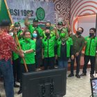 Majelis Pertimbangan Organisasi Sudiarto menyerahkan pataka kepada Ketua Umum terpilih Abednego Panjaitan dalam acara pelantikan kepengurusan DPP SBSI 1992 periode 2021-2026, Minggu (24/10/2021) di Gedung Mula, Kota Tua, Jakarta