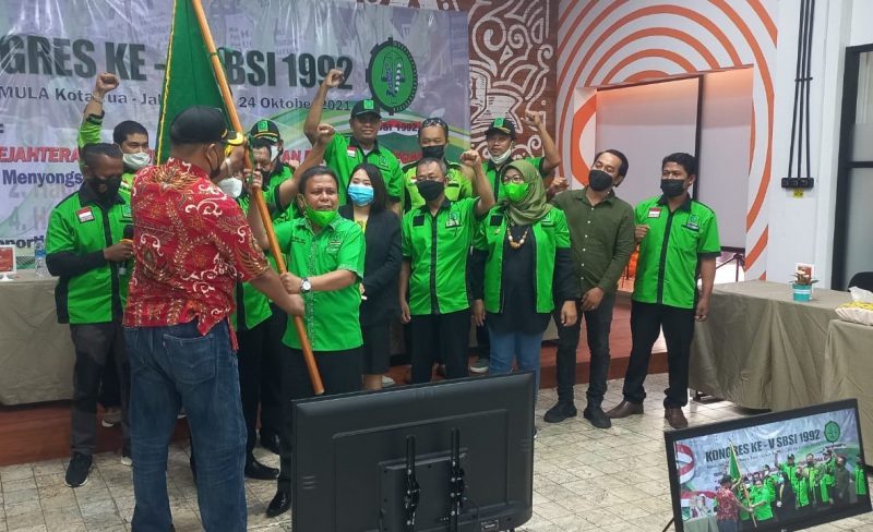 Majelis Pertimbangan Organisasi Sudiarto menyerahkan pataka kepada Ketua Umum terpilih Abednego Panjaitan dalam acara pelantikan kepengurusan DPP SBSI 1992 periode 2021-2026, Minggu (24/10/2021) di Gedung Mula, Kota Tua, Jakarta