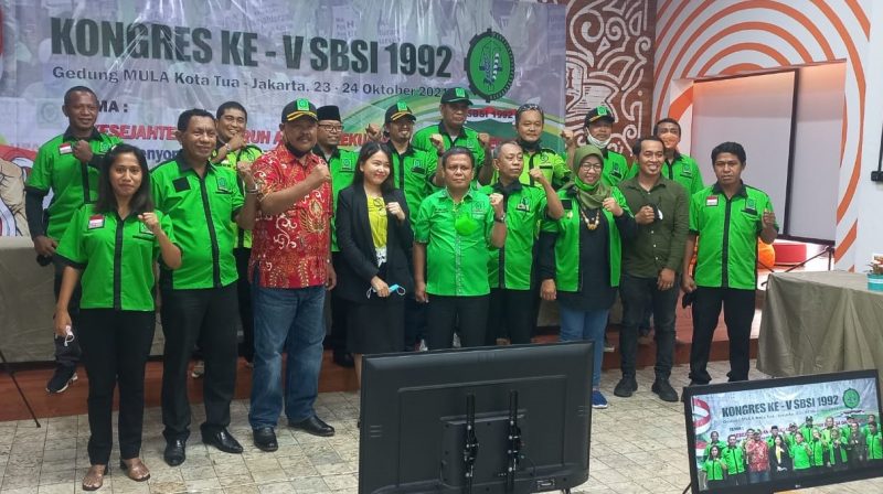 Pengurus DPP SBSI 1992 foto bersama usai pelantikan, Minggu (24/10/2021) di Jakarta