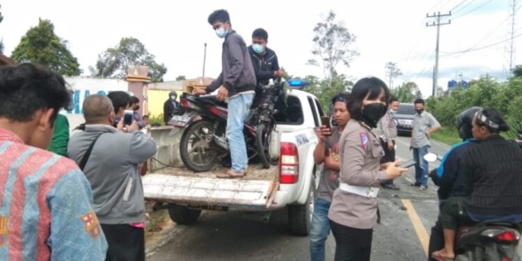 Mobil Kijang Inova Tabrak Sepeda Motor di Jalan Lintas Kotacane