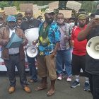 Tim Koalisi Yalimo Menang dan Massa Pendukung La-Hum sedang orasi di depan Polda Papua