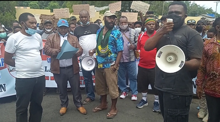 Tim Koalisi Yalimo Menang dan Massa Pendukung La-Hum sedang orasi di depan Polda Papua