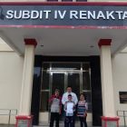 Roder Nababan ketika mendampingi ibu Yoswanti Purba bersama anaknya Repjep Manalu murid kelas 6 SD diturunkan menjadi kelas 2 SD Batuarimo dan Tohap Purba selaku orangtua dari Wansales Saputra Purba Murid kelas 4 SD menjadi kelas 2 SDN 173377 Batuarimo di unit RENAKTA Poldasu