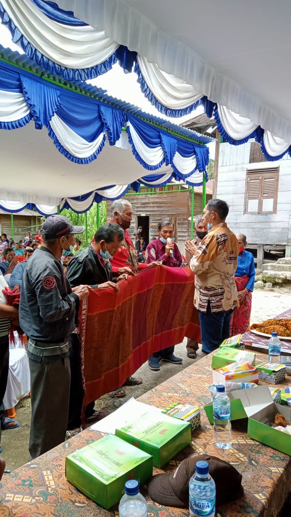 Masyarakat Desa Banuaji saat mangulosi Dr Jonius Taripar P Hutabarat SSI MSi dalam acara reses DPRD Sumatera Utara, Jumat (12/11/2021) 