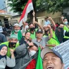 Buruh yang tergabung dalam Pengurus Komisariat (PK) SBSI 1992 PT Praja Cipta Perkasa saat melakukan aksi demo menuntut hak mereka, Rabu (17/11/2021) di halaman Hotel Bintang Baru Jakarta