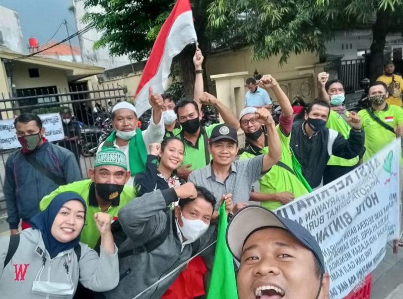 Buruh yang tergabung dalam Pengurus Komisariat (PK) SBSI 1992 PT Praja Cipta Perkasa saat melakukan aksi demo menuntut hak mereka, Rabu (17/11/2021) di halaman Hotel Bintang Baru Jakarta