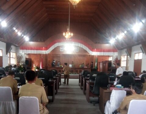 Wah, Paripurna Penyampaian Nota Jawaban Bupati Taput Hujan Interupsi