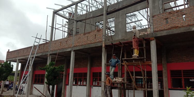 Proyek Rehab Ruang Kelas SMPN 2 Sipoholon Diduga Bermasalah. LSM Minta Bangunan Dibongkar Ulang
