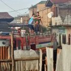 Pemadaman api menggunakan ember di Siborong-borong